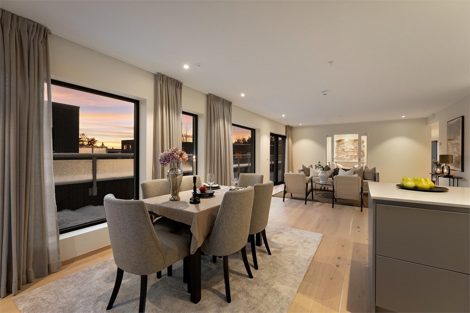 Stuen og kjøkken har en åpen løsning og sammen utgjør de et stort og smakfullt rom med gode møbleringsmuligheter