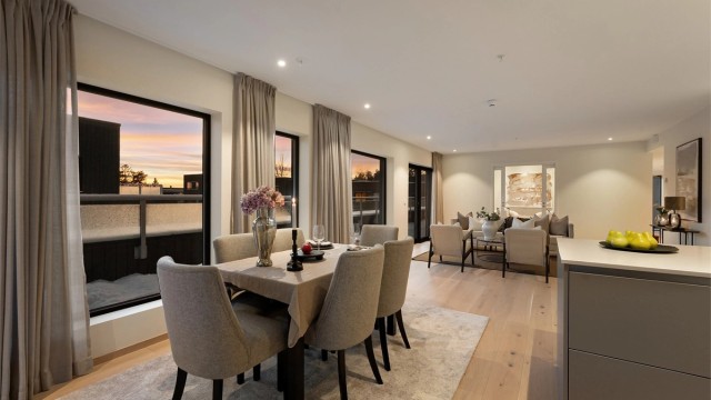 Stuen og kjøkken har en åpen løsning og sammen utgjør de et stort og smakfullt rom med gode møbleringsmuligheter