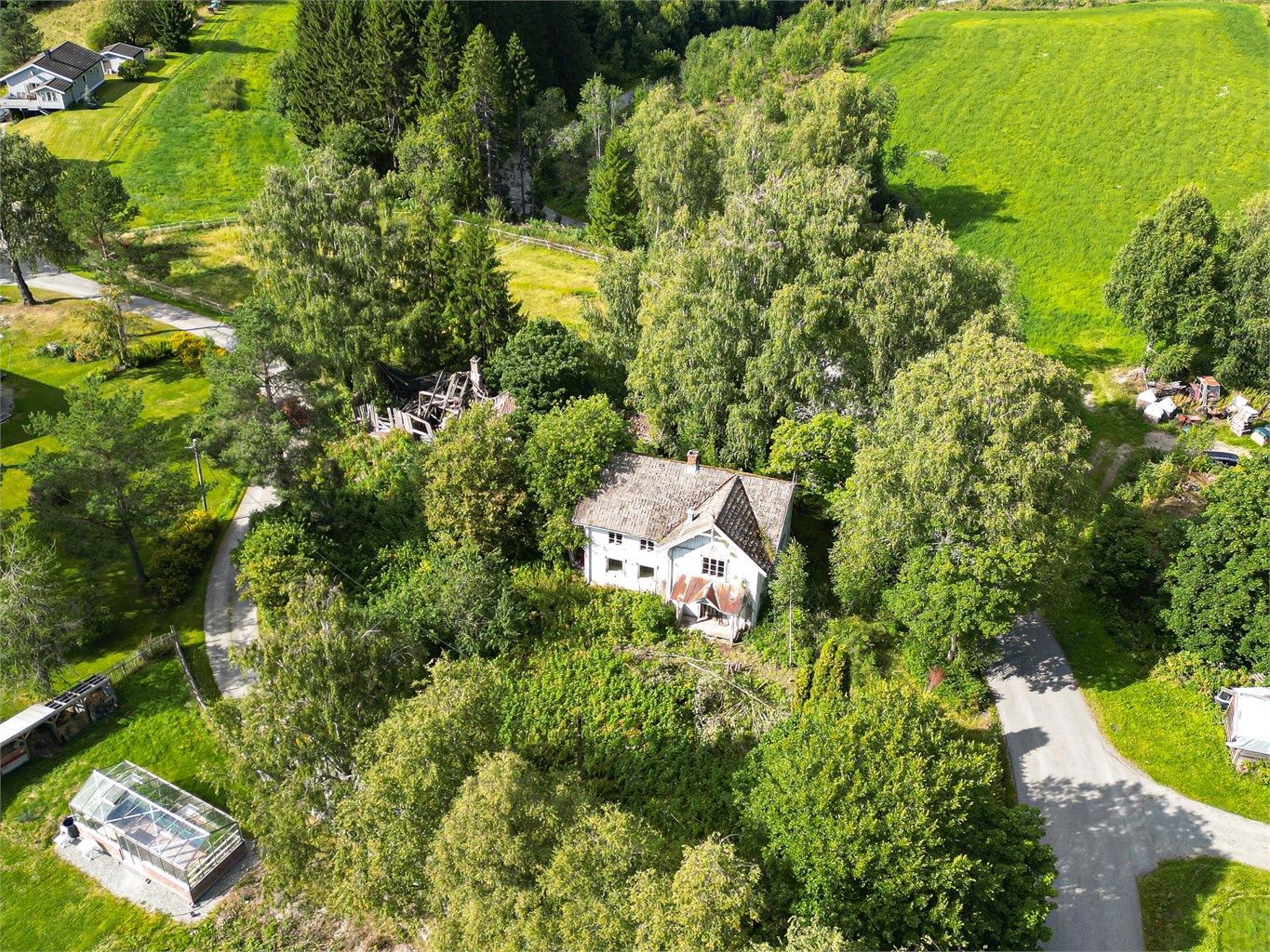 Eiendommen ligger i rolige og landlige omgivelser