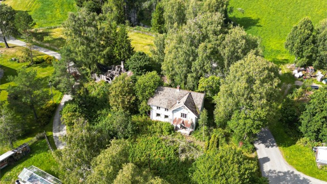 Eiendommen ligger i rolige og landlige omgivelser