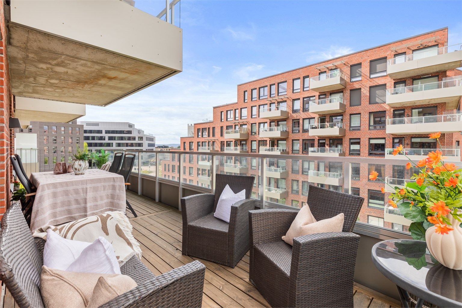 Flott, solrik balkong oppmålt til hele 23 kvm, med adkomst fra stuen og det ene soverommet. 