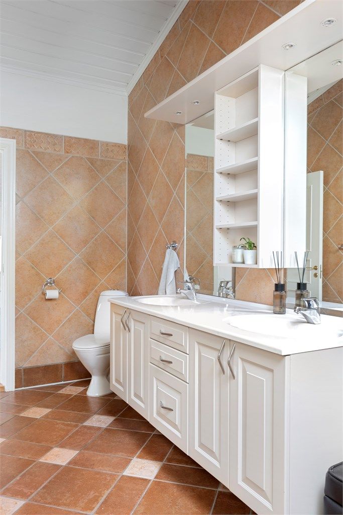 Også dette badet har gulvvarme og ble oppgradert i 1996 med dokumentert membran fra Norfloor.