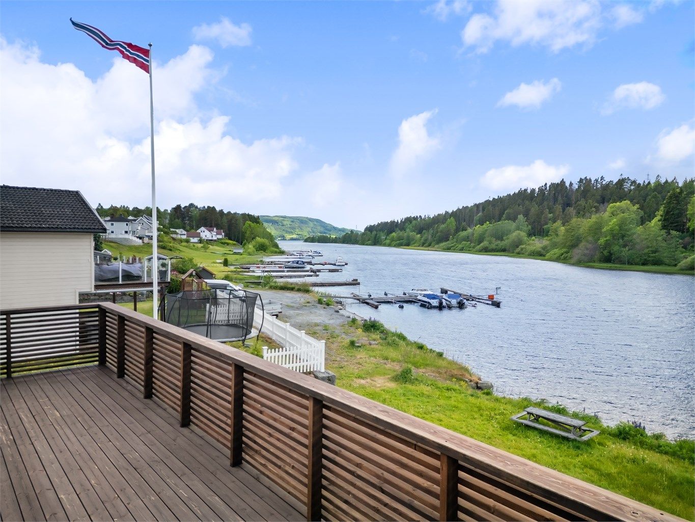 Muligheter for både soling, bading og fiske da huset er under 30 meter fra vannet