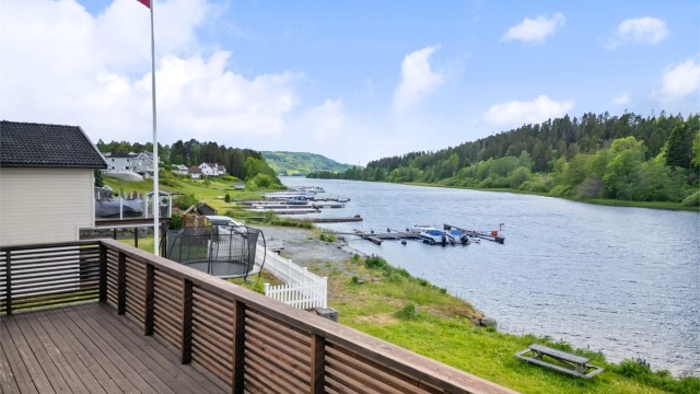 Muligheter for både soling, bading og fiske da huset er under 30 meter fra vannet