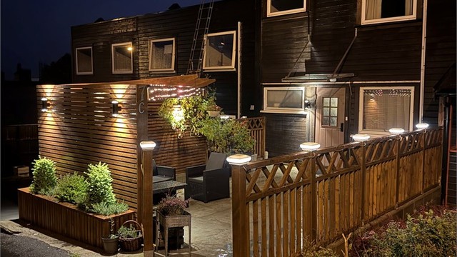 Uteområdet ved inngangspartiet er pent opparbeidet med utebelysning.