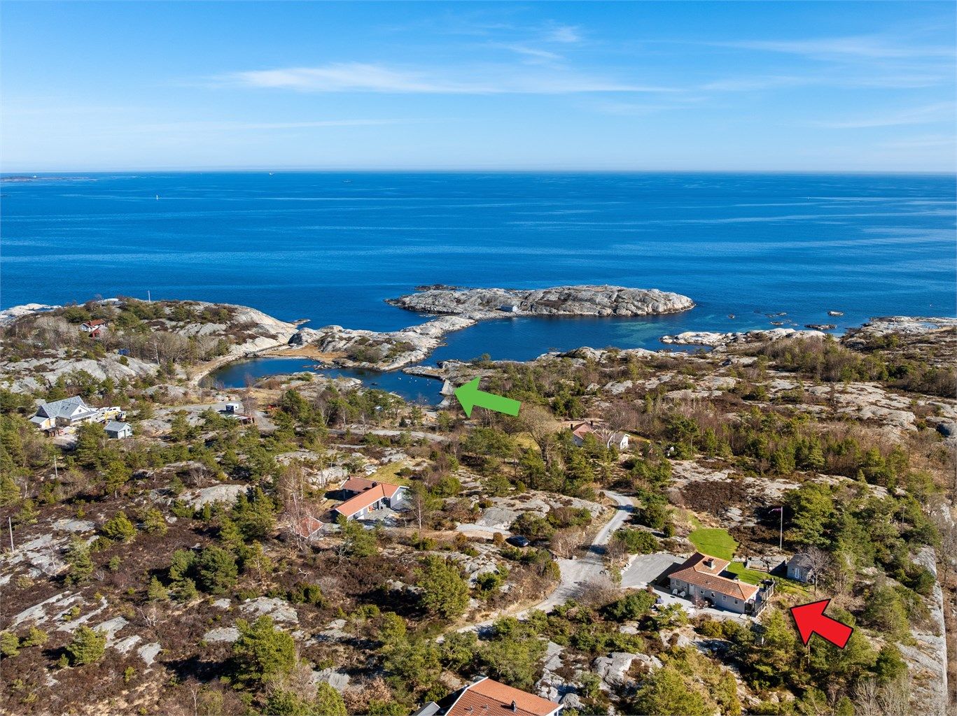 Solrik med flott utsikt mot havet og horisonten. Grønn pil er båtplass.