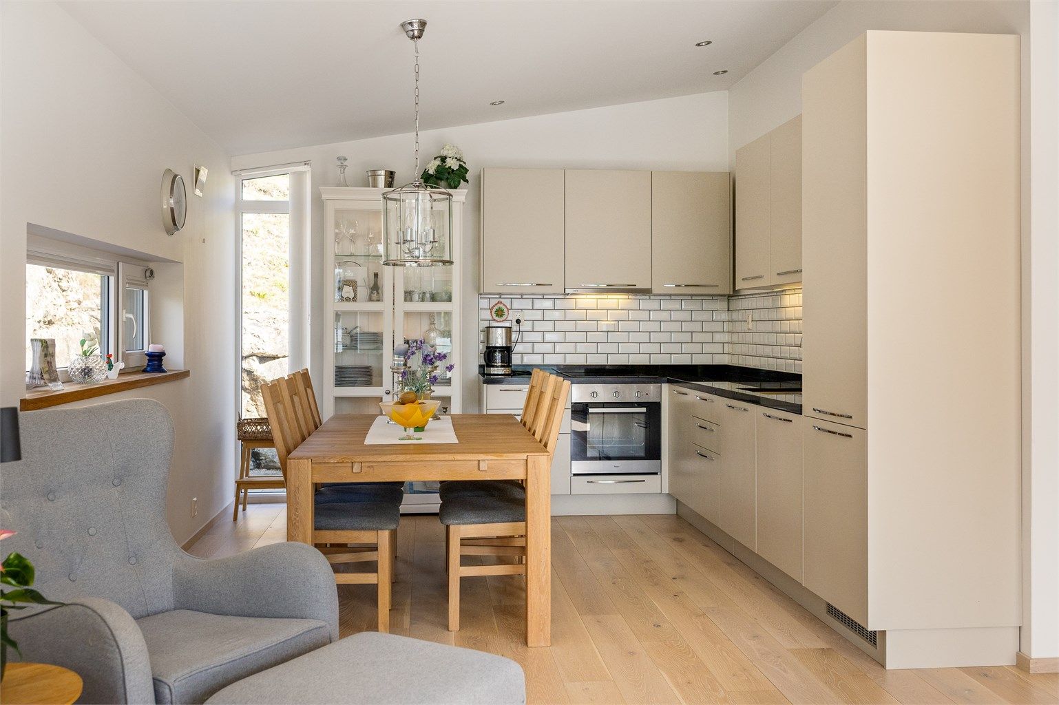 Kjøkkeninnredningen er funksjonell og kompakt med åpen løsning mot stua.