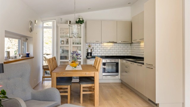 Kjøkkeninnredningen er funksjonell og kompakt med åpen løsning mot stua.