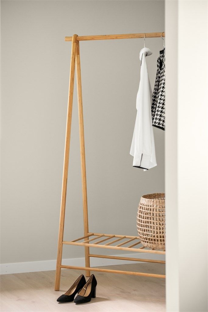 Detaljbilde fra walk-in garderobe.