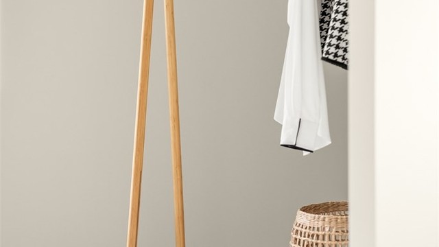 Detaljbilde fra walk-in garderobe.