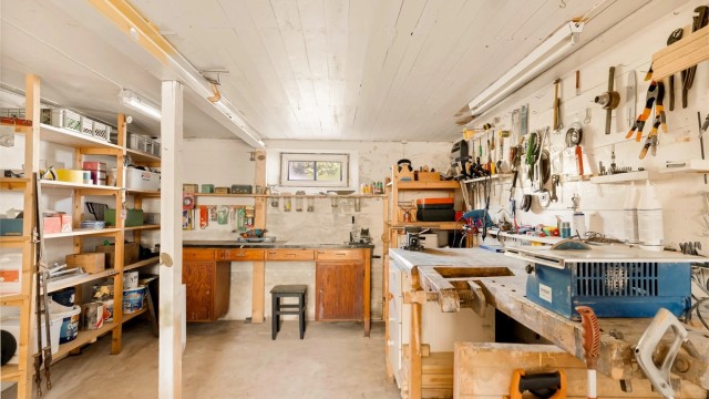 Et praktisk verksted- eller hobbyrom med god plass for prosjekter.