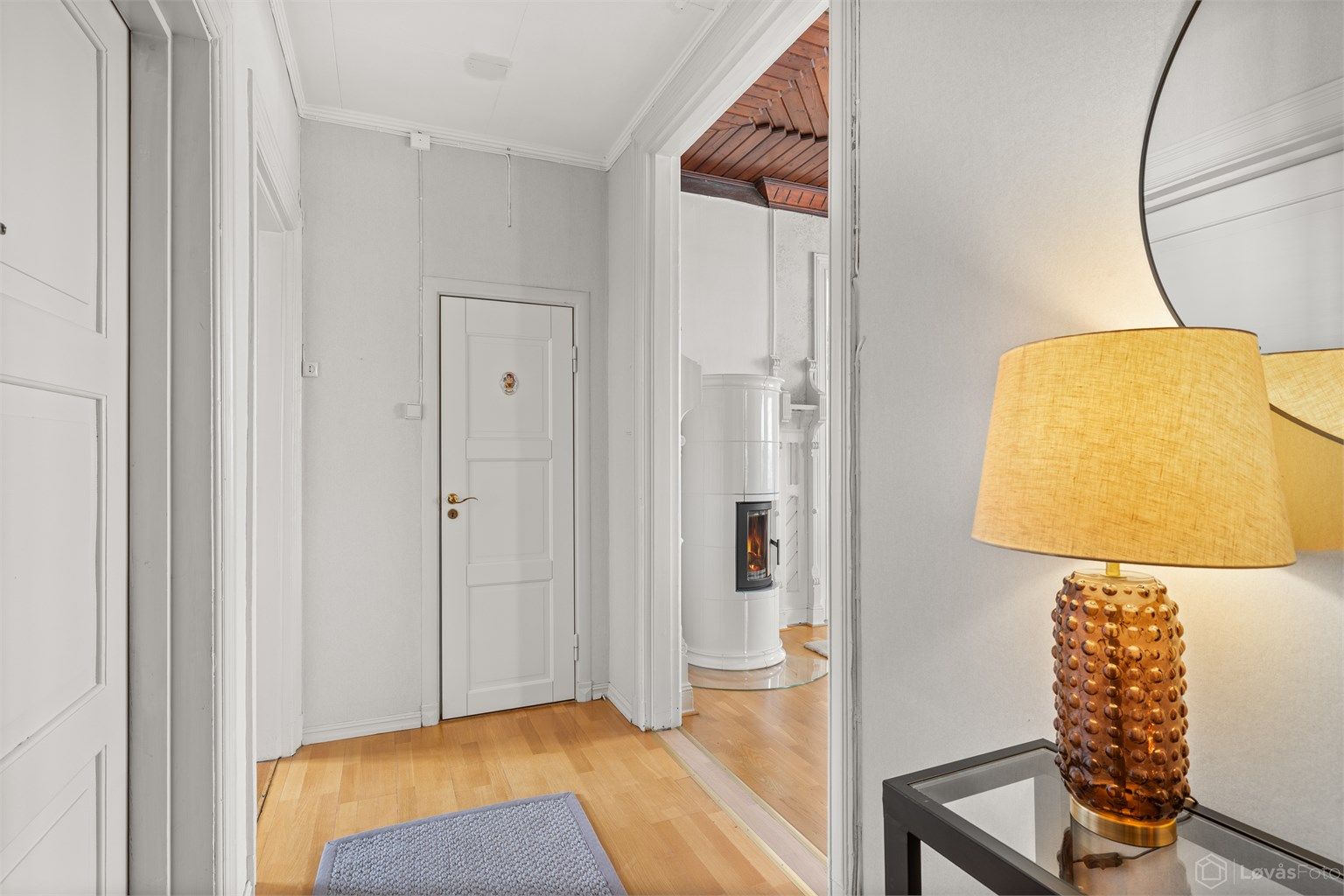 Entré/gang med skyvedørsgarderobe. Toalettet ligger i praktisk tilknytning til gangen