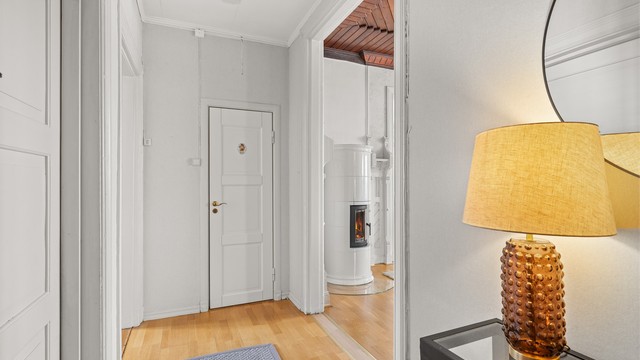 Entré/gang med skyvedørsgarderobe. Toalettet ligger i praktisk tilknytning til gangen