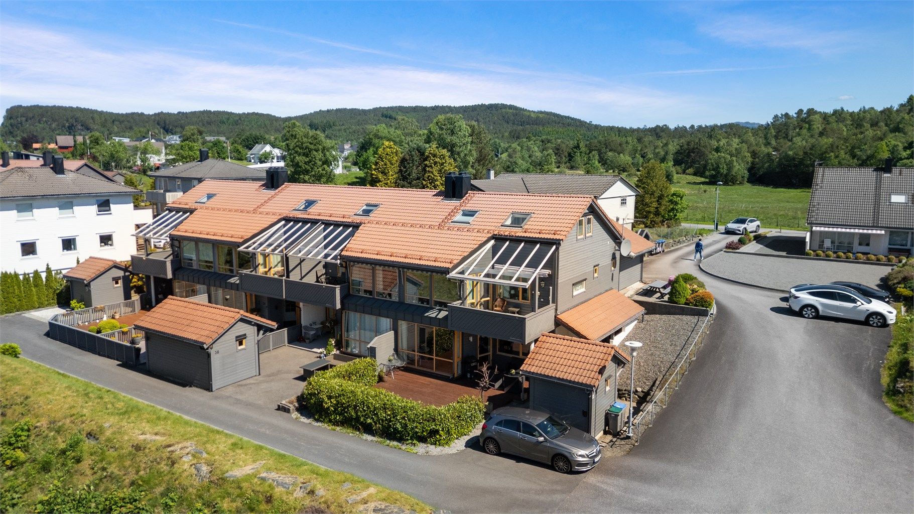 Leiligheten er en del av et veletablert og rolig boligsameie på Haugland. Parkering like ved boden hvor det er lader for Elbil. Lader medfølger i handelen.