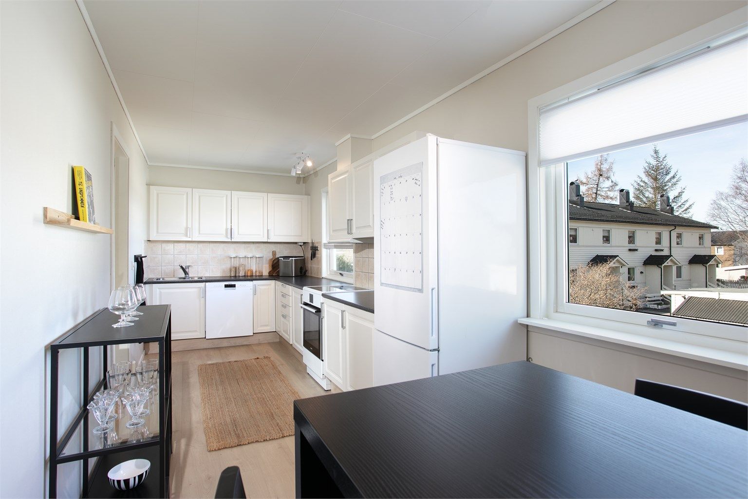 Kjøkkenet har plass til en hyggelig spiseplass ved vinduet.