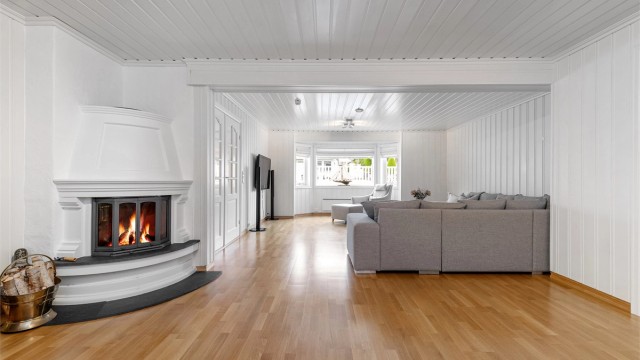 Kjellerstue med murt peis med innsats