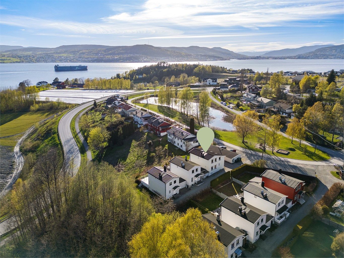 Beliggenheten i en rolig blindvei er ideell for barnefamilier, med kort vei til lekeplass, badeplasser ved fjorden og turmuligheter i Kjekstadmarka. 
Foto: Stine Prøitz Jørgensen