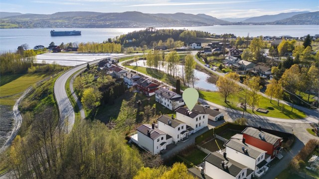 Beliggenheten i en rolig blindvei er ideell for barnefamilier, med kort vei til lekeplass, badeplasser ved fjorden og turmuligheter i Kjekstadmarka.
Foto: Stine Prøitz Jørgensen