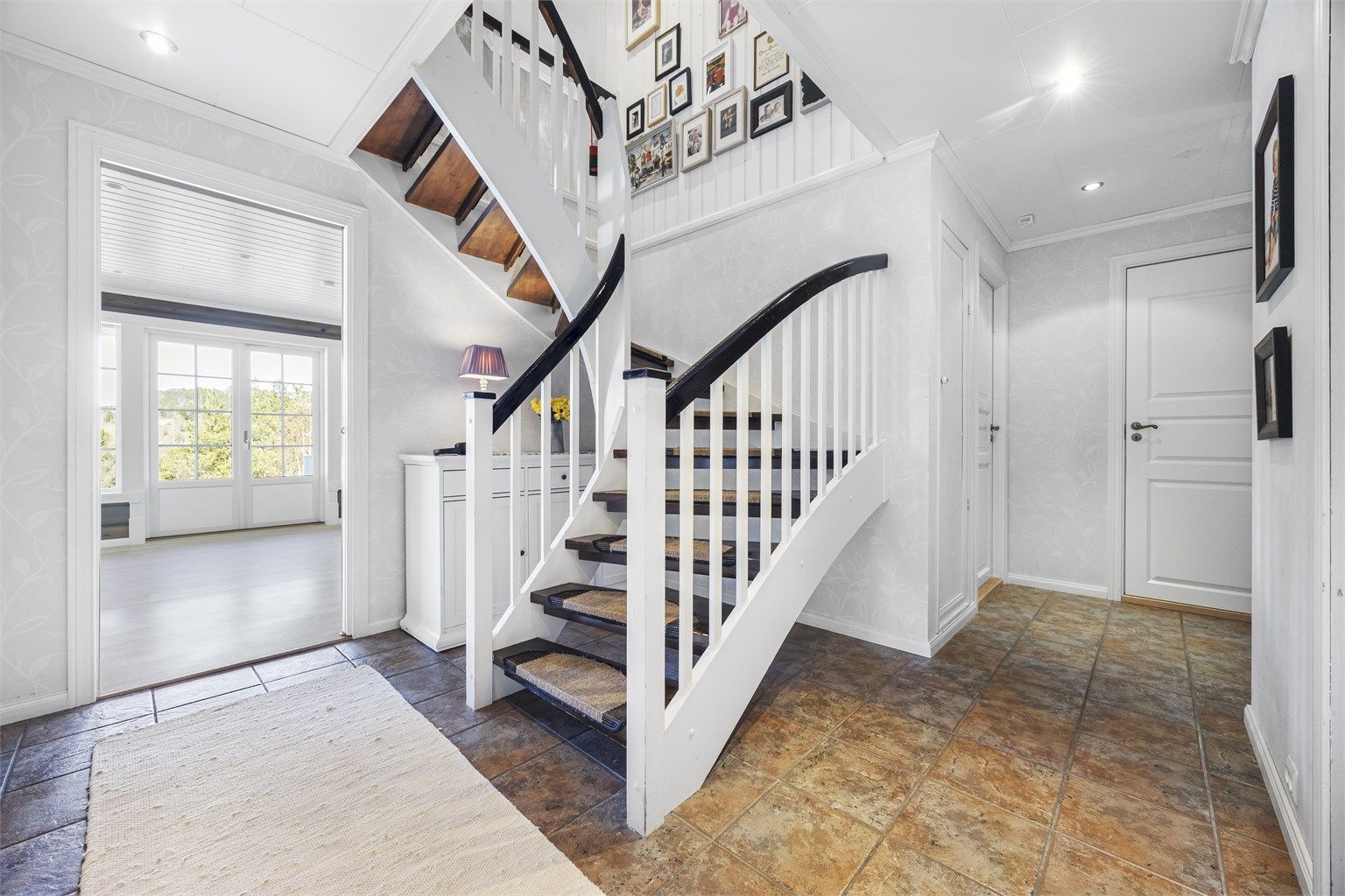 Flislagt hall med gulvvarme og downlights. 
