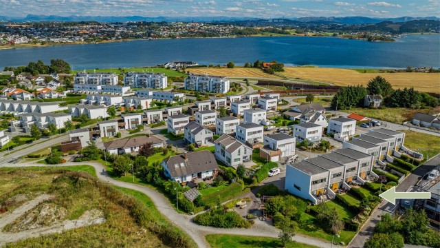 Attraktiv beliggenhet i etablert boligfelt på Jåsund. Beliggenheten byr på kort vei til sjø, Jåsund badeplass og flotte kyststier.