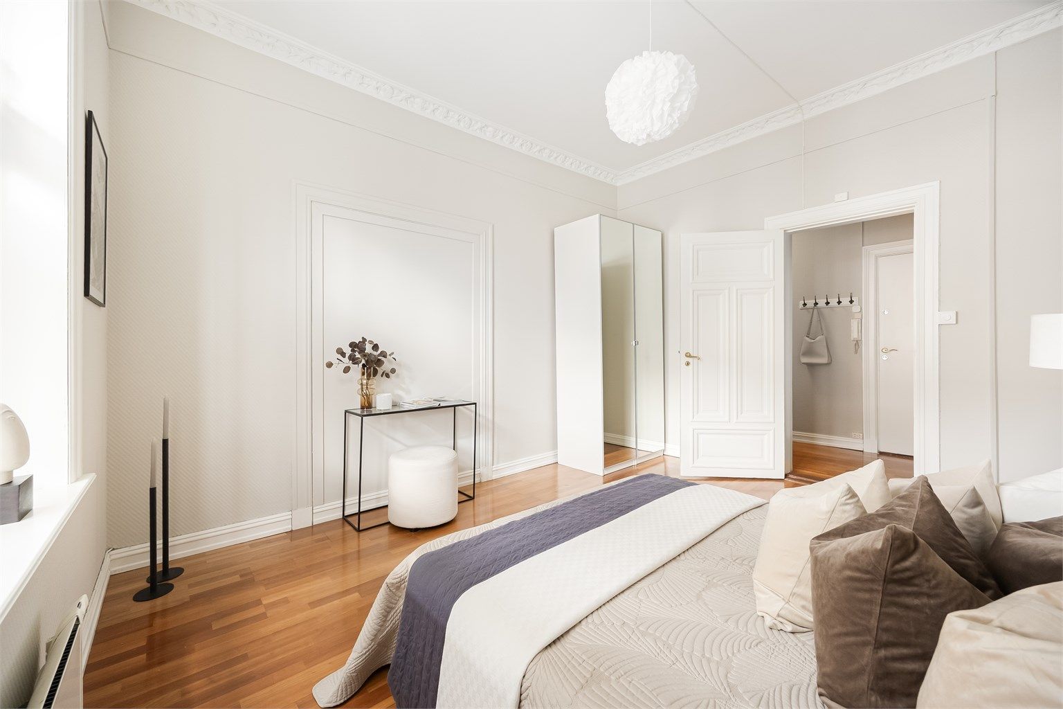 Her er det god plass til en stor garderobe for oppbevaring.