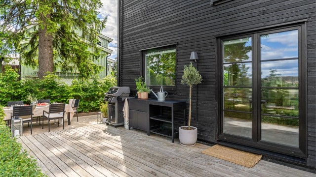 Den private markterrassen er oppført i trekonstruksjon og har god plass til flere sittegrupper.