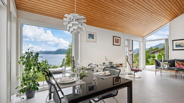 Stilrent og moderne med spiletak i stuer og kjøkken samt varmekabler i gulv. Betonggulv.