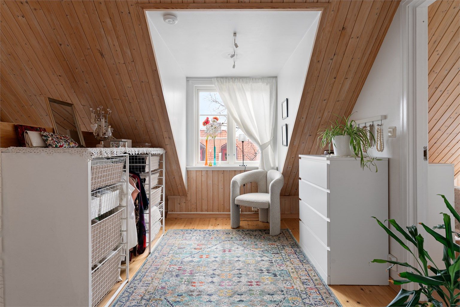 Skråtaket og arkene gir loftet en unik og hyggelig atmosfære.