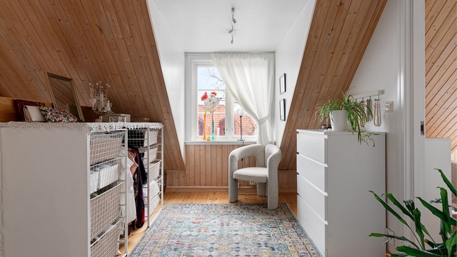 Skråtaket og arkene gir loftet en unik og hyggelig atmosfære.