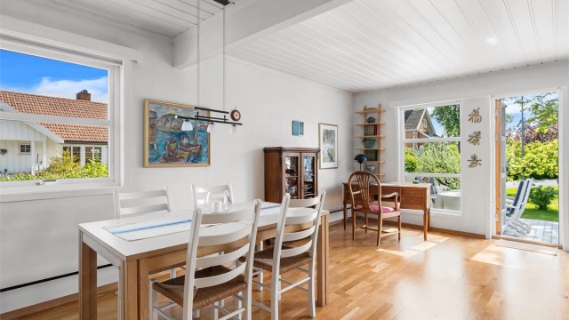 Spisestuen har en naturlig plassering mellom stue og kjøkken, med plass til langbord.