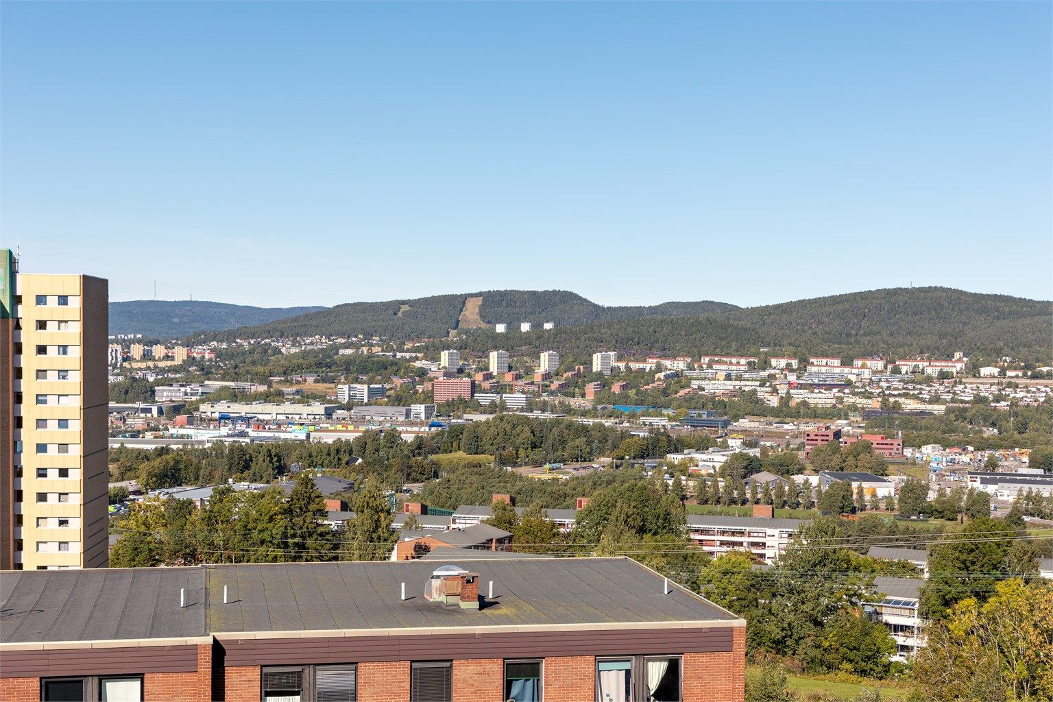 Her får du nærhet til skole, barnehage, butikker og servicetilbud, offentlig kommunikasjon, og ikke minst Østmarka!