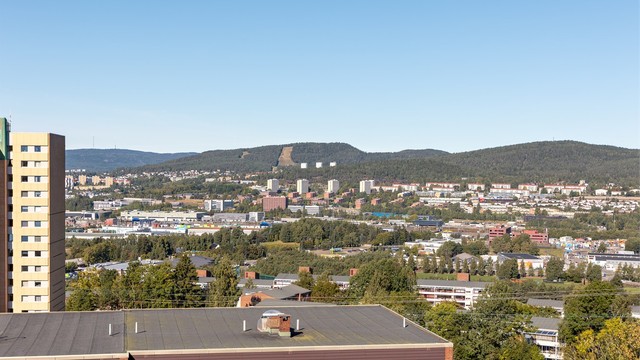 Her får du nærhet til skole, barnehage, butikker og servicetilbud, offentlig kommunikasjon, og ikke minst Østmarka!