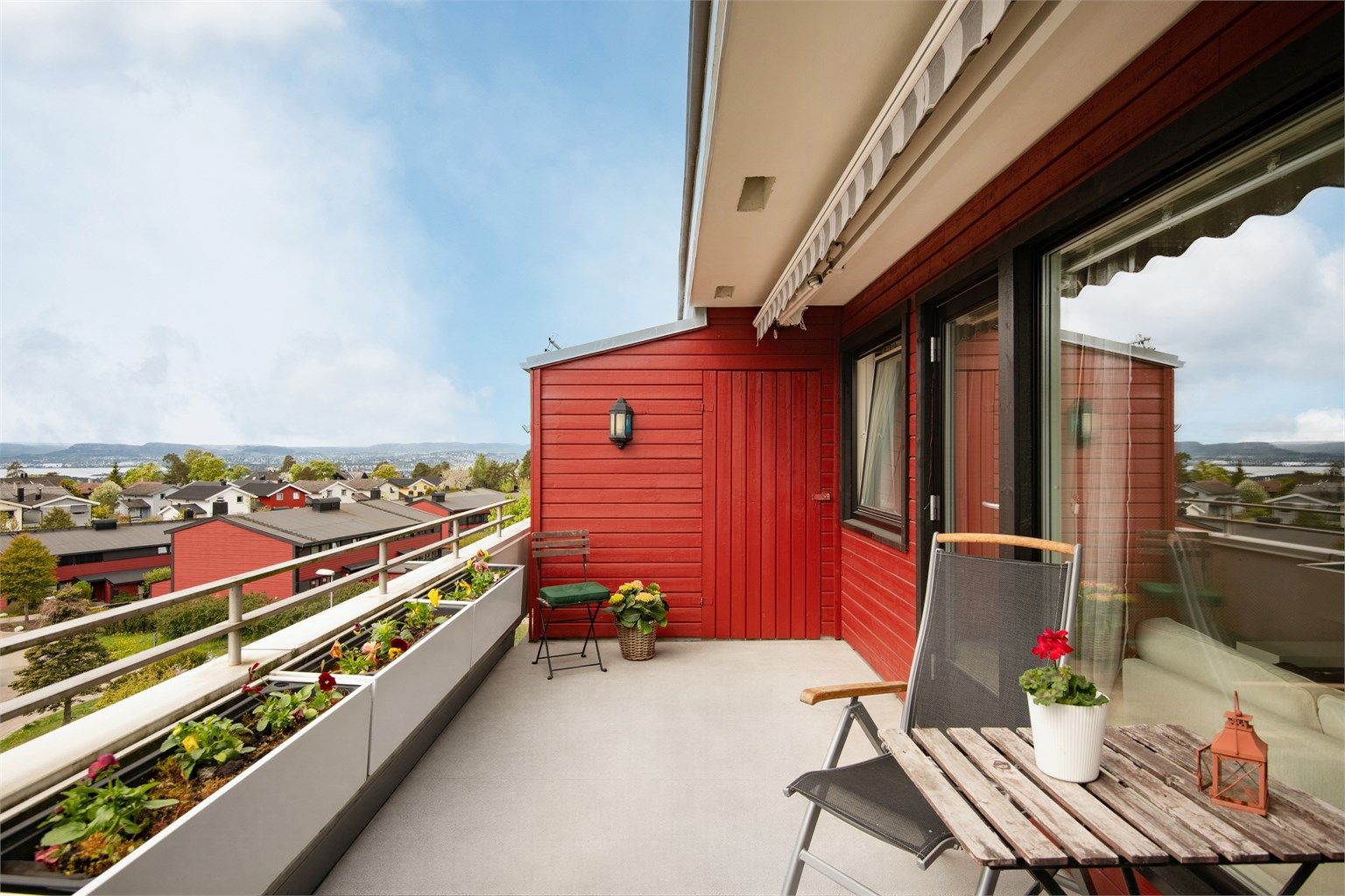 Stor solrik terrasse med vestvendt beliggenhet og fantastisk sjøutsikt. 