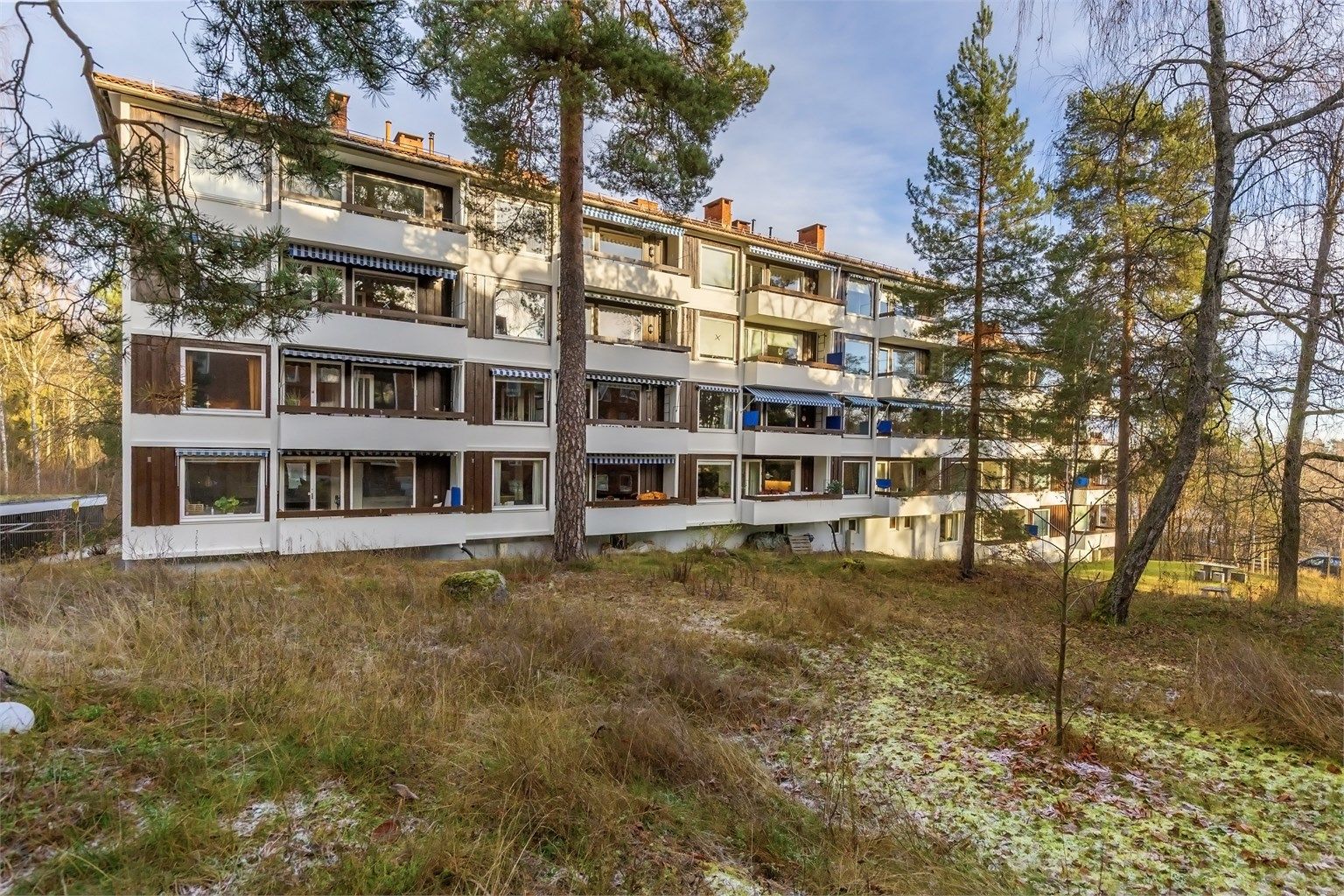 Her bor du i et fredelig og familievennlig område med kort vei til barnehager, skoler, dagligvarebutikker og flotte turområder