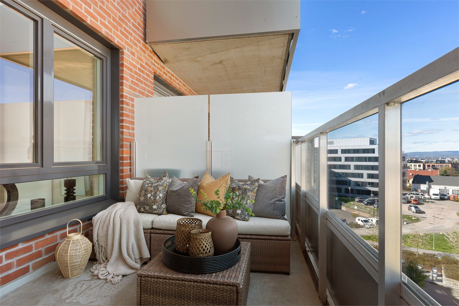 Balkong på 9 kvm har plass til sittegruppe og gassgrill