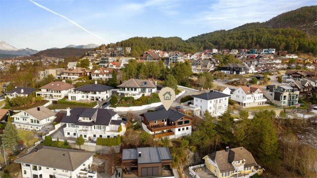 Dronebilde av eiendommen og næromådet på Skåthaugen
