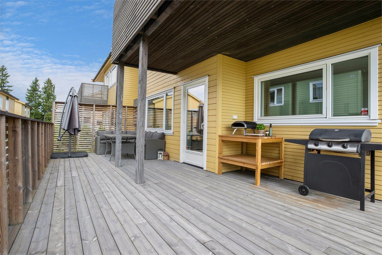 Fra stuen er det utgang til en delvis overbygget, sydvestvendt terrasse på 28 m².