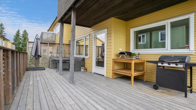 Fra stuen er det utgang til en delvis overbygget, sydvestvendt terrasse på 28 m².