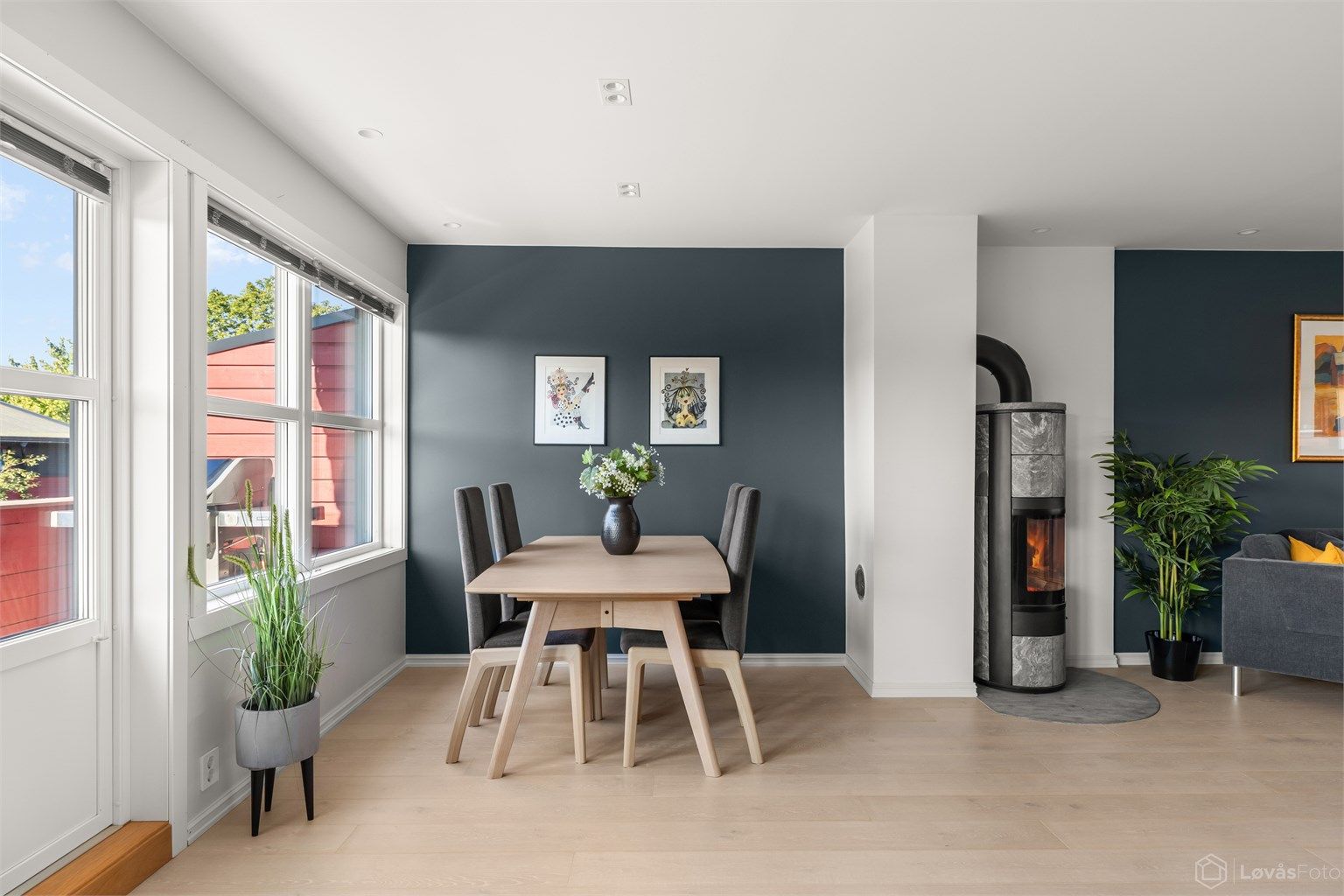 Oppholdsrommet har rikelig med plass til flere sittegrupper og et stort spisebord, og fremstår som et naturlig samlingspunkt for familie og venner.