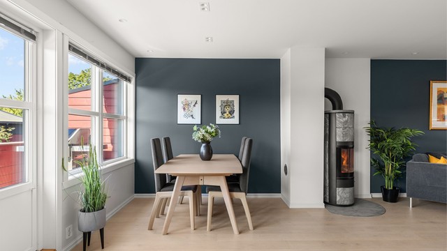 Oppholdsrommet har rikelig med plass til flere sittegrupper og et stort spisebord, og fremstår som et naturlig samlingspunkt for familie og venner.