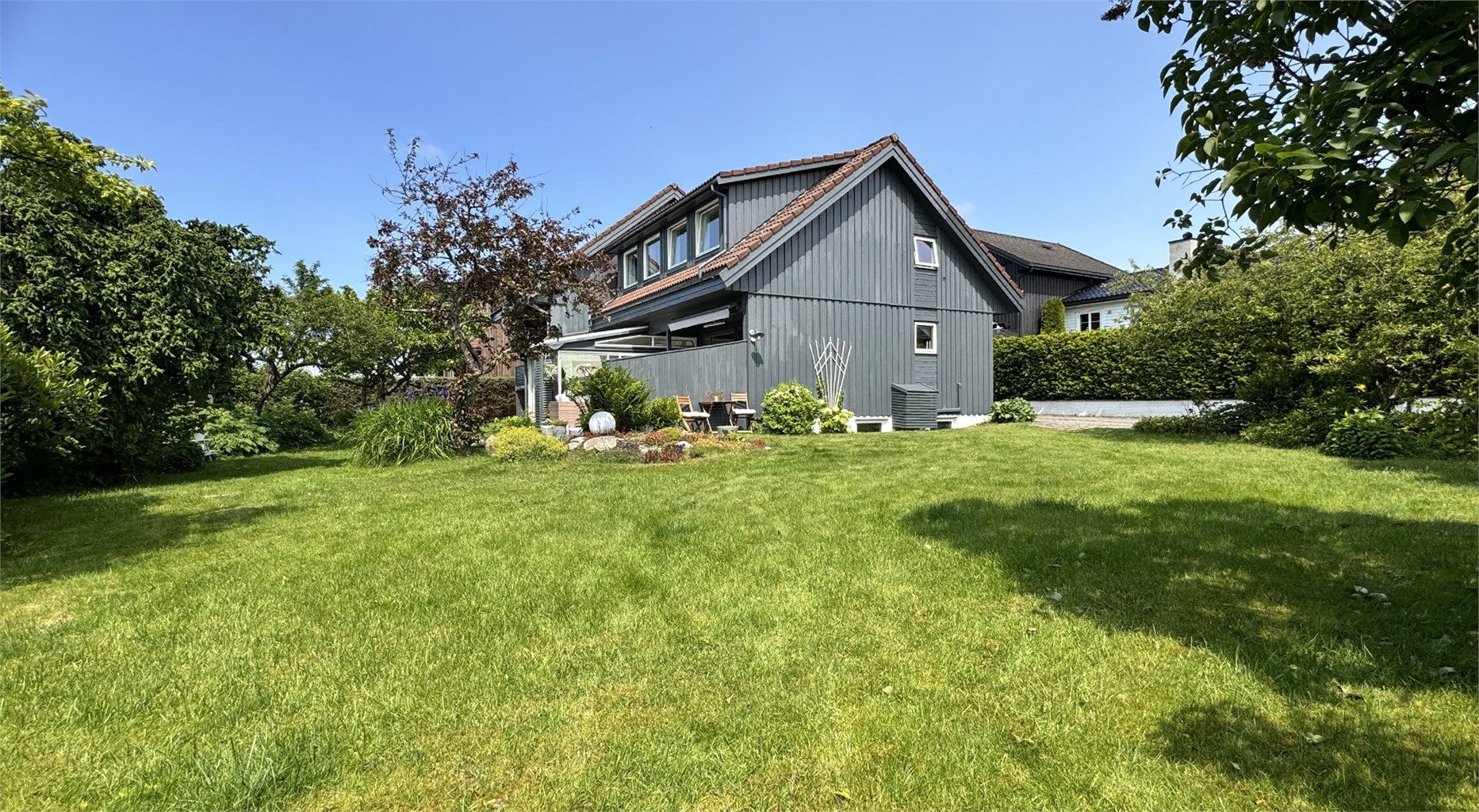 For de som setter pris på litt solvarmt gress under føttene kan vi fortelle at hagen er vidundelig stor og velpleid (selgers bilde)