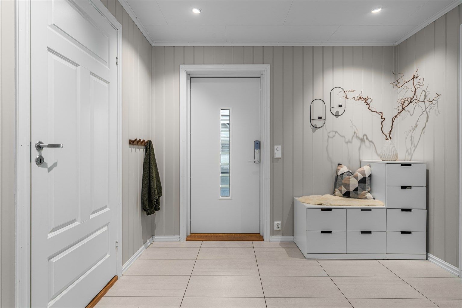 Entré | Stor og flistlagt entré med varmekabler, samt god plass til å henge fra seg yttertøyet. 