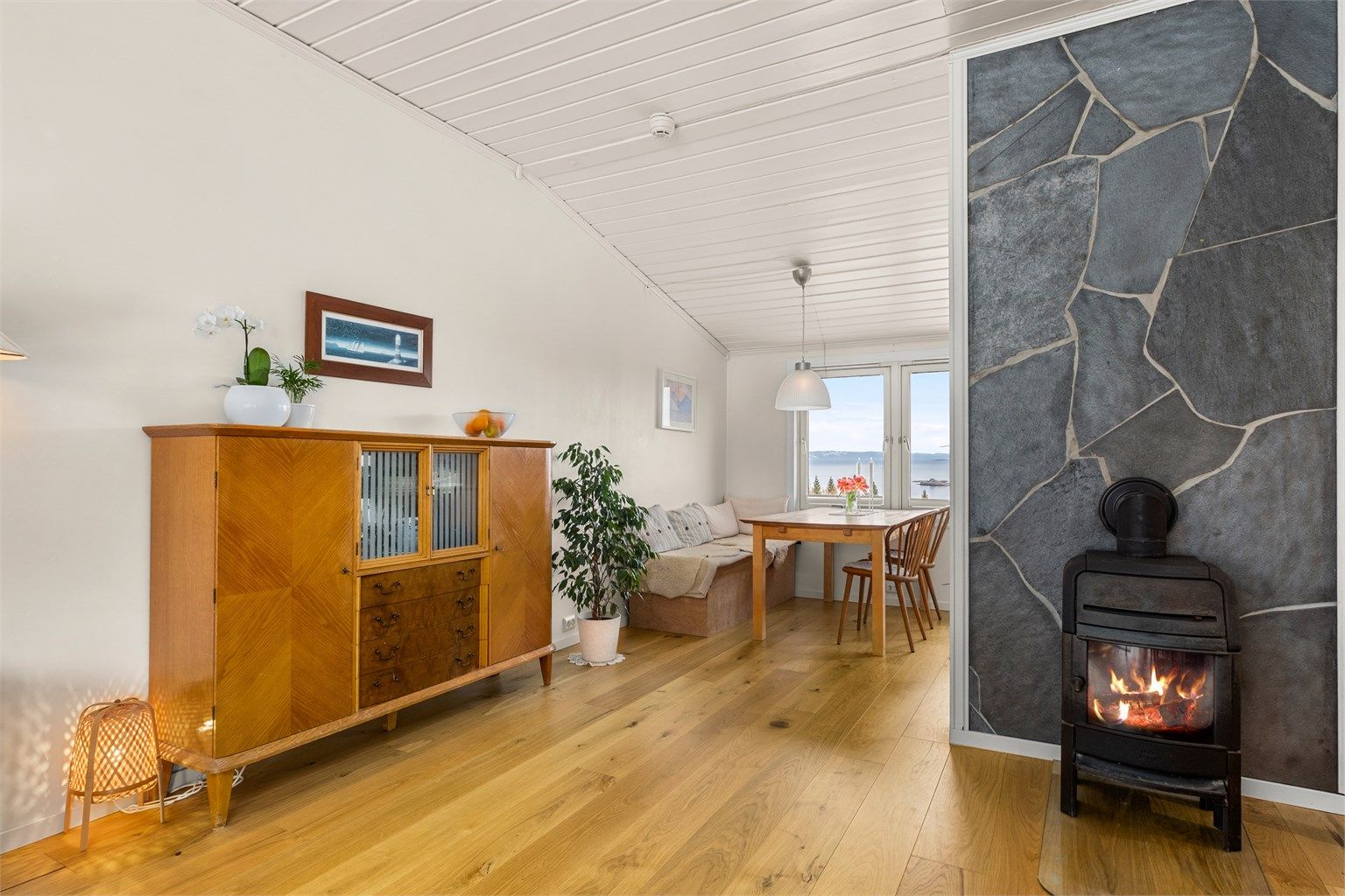 Stuen er lett å møblere med de flere sonene i rommet. God takhøyde skaper en luftig atmosfære. 