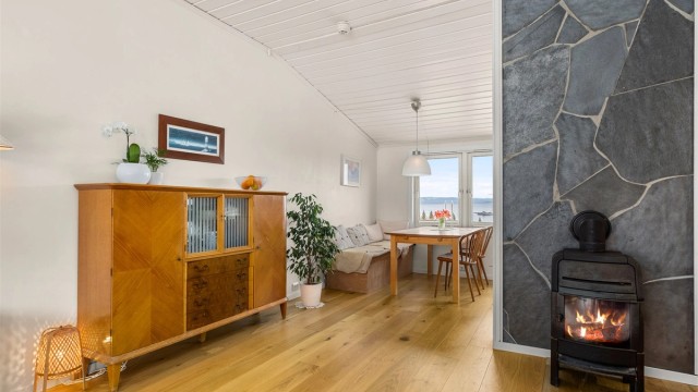 Stuen er lett å møblere med de flere sonene i rommet. God takhøyde skaper en luftig atmosfære.