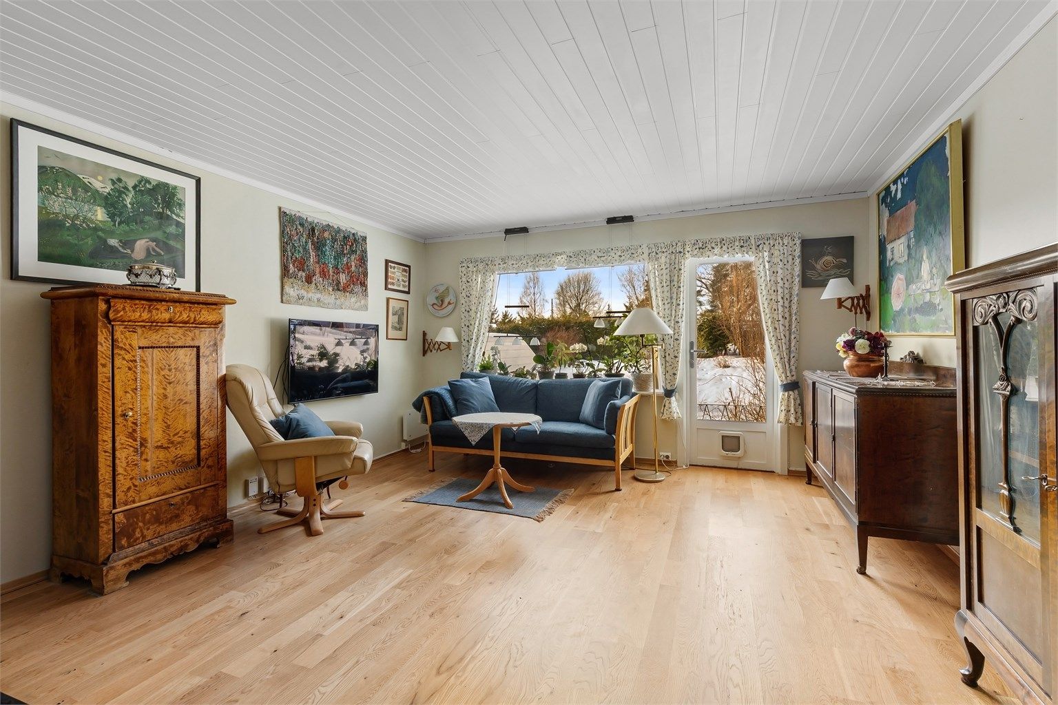 Lys og hyggelig stue med gode møbleringsmuligheter