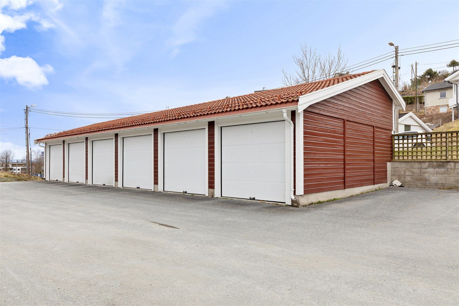 Parkering for en bil i garasje i felles rekke 