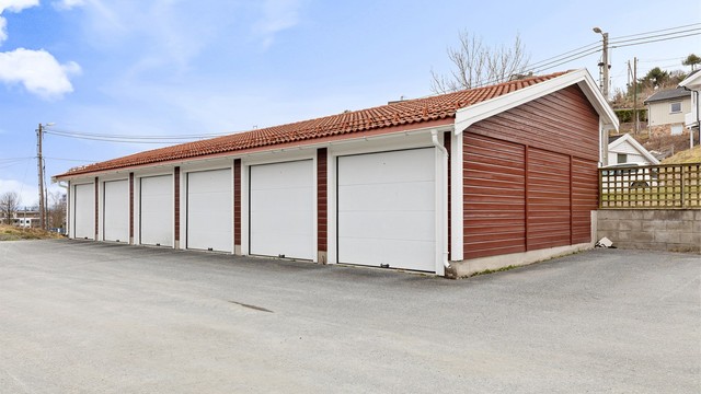 Parkering for en bil i garasje i felles rekke