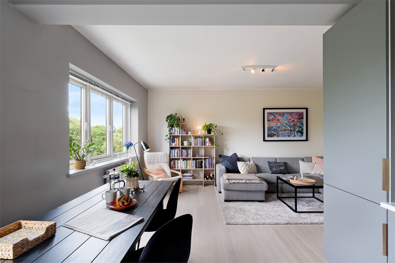  Her er det god plass til stor sofa, tv-benk, spisebord og skjenk.