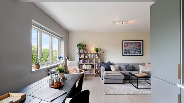 Her er det god plass til stor sofa, tv-benk, spisebord og skjenk.