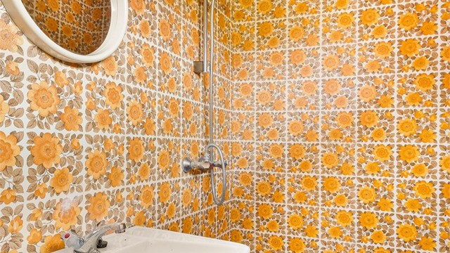 Badet er innredet med vegghengt servant med to-greps armatur, speil, overlys og stikkontakt. Dusjhjørne med to-greps armatur og hånddusj. Rommet har belegg på gulv, våtromstapet på vegger og beiset trepanel i himling.